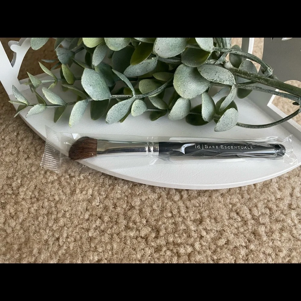 Bare Escentuals eye defining brush eyeshadow makeup